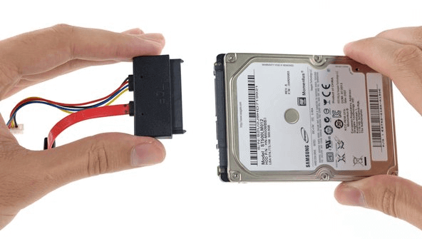Serrez les câbles de connexion SSD