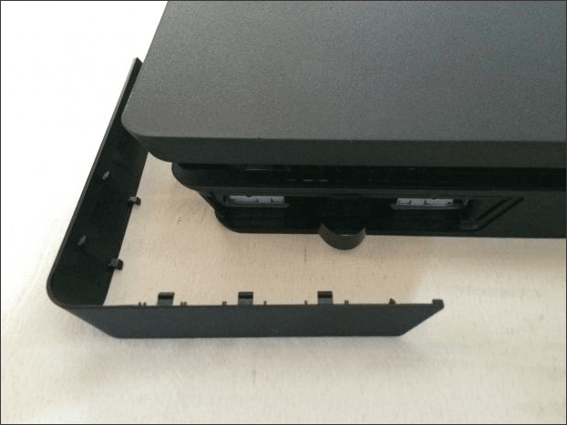 Placez le couvercle de la PS4