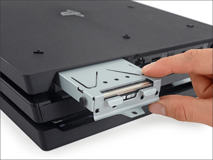 sortir l'ancien disque dur interne de la PS4
