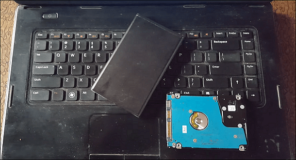 insérez le disque dur dans le boîtier du disque dur externe