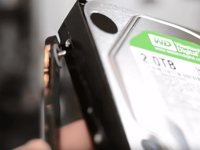 Faites glisser les baies de disque dans les trous de vis situés de part et d'autre du disque dur.